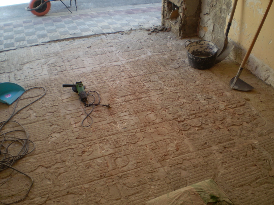 Levantado de solería para posterior nivelación