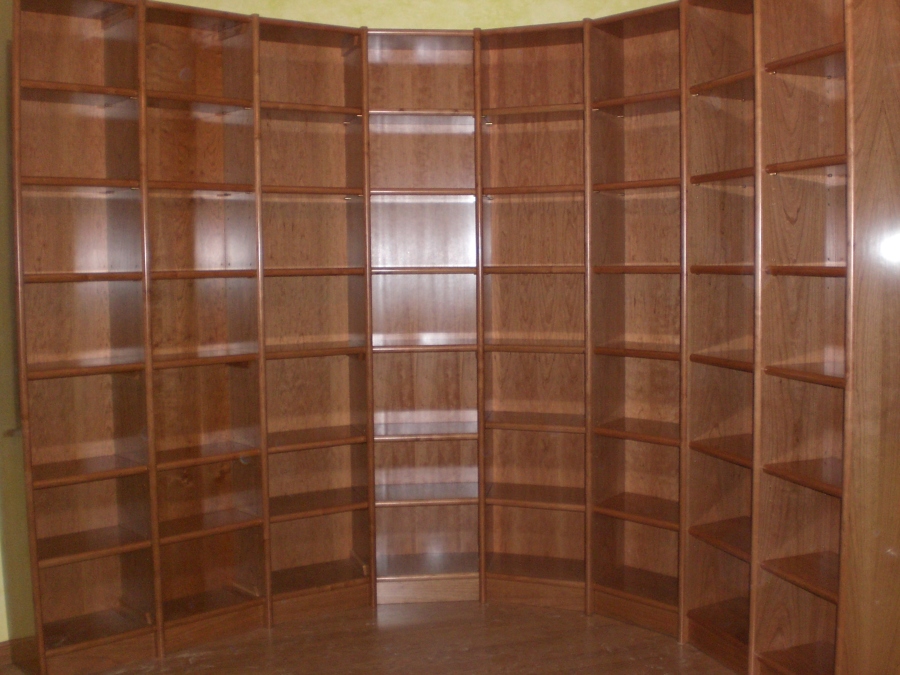Librería semicircular  en madera de Cerezo, Vacía de libros.