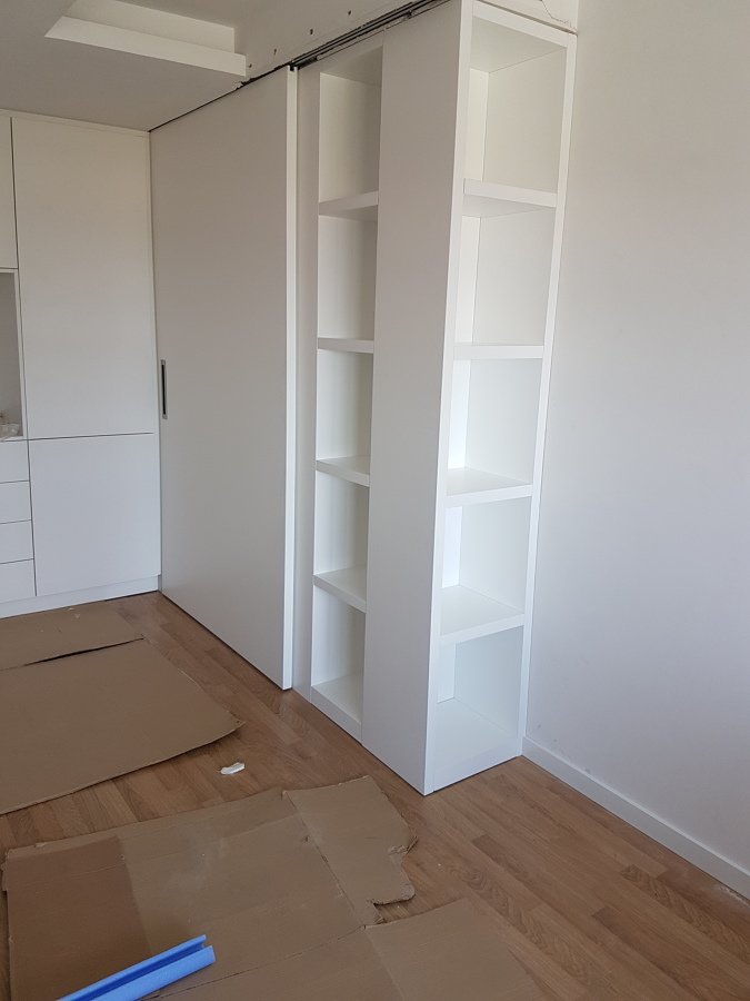 librería y puerta corredera a medida