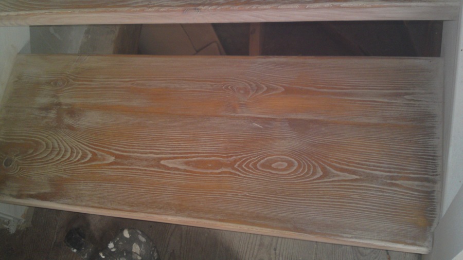 lijado de escaleras pintadas