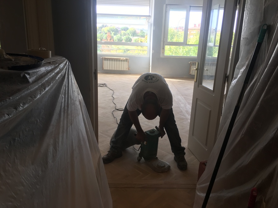 Lijado de madera y colocación de tablillas 