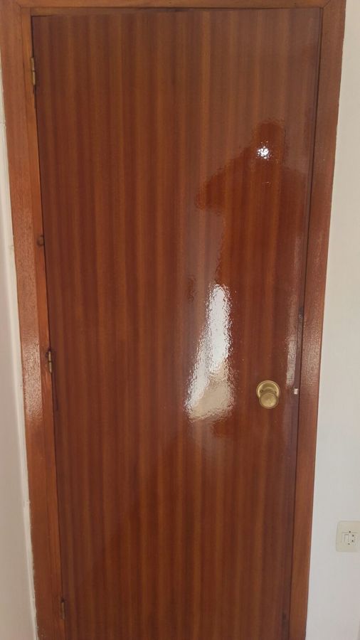 Lijado y barniz de puertas. Barniz brillo 