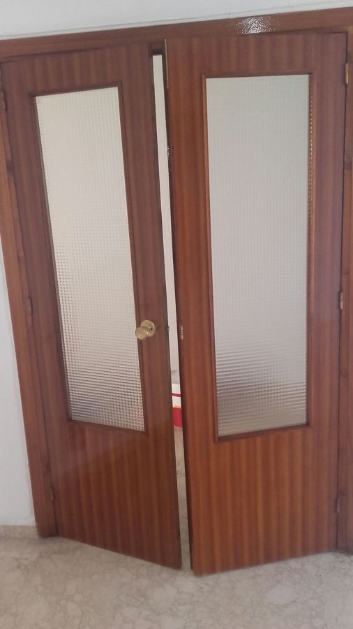 Lijado y barniz de puertas. Barniz brillo 