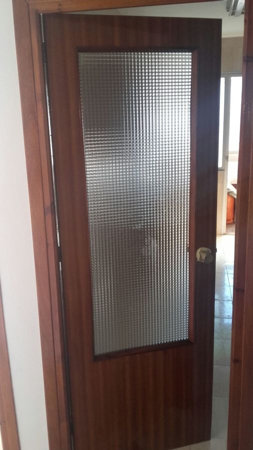 Lijado y barniz de puertas. Barniz brillo 