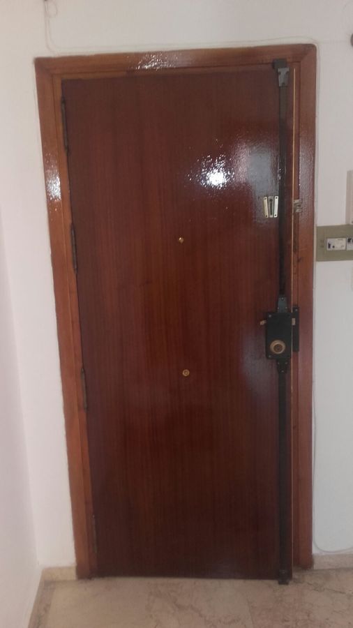 Lijado y barniz de puertas. Barniz brillo 