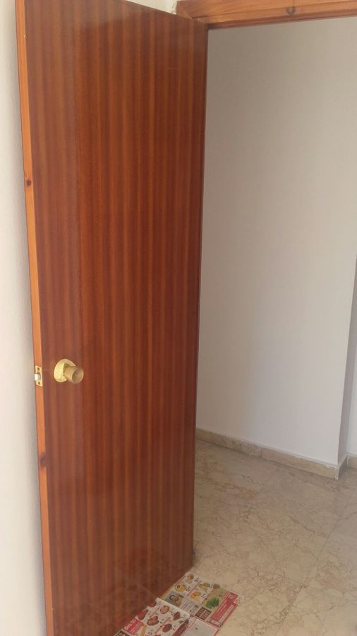 Lijado y barniz de puertas. Barniz brillo 