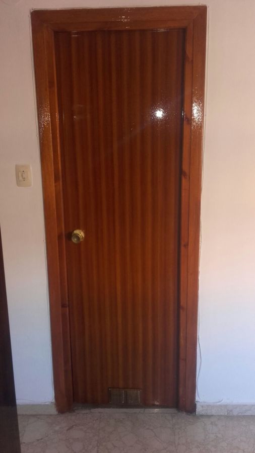 Lijado y barniz de puertas. Barniz brillo 
