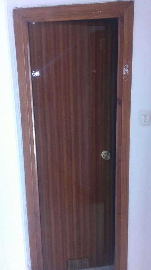 Lijado y barniz de puertas. Barniz brillo 