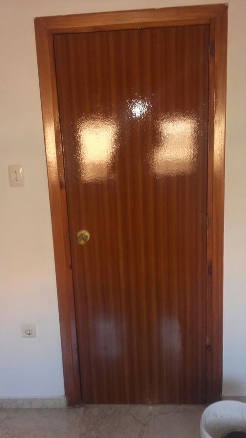 Lijado y barniz de puertas. Barniz brillo 