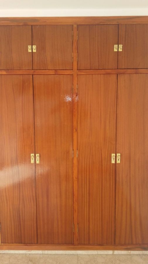 Lijado y barniz de puertas. Barniz brillo 