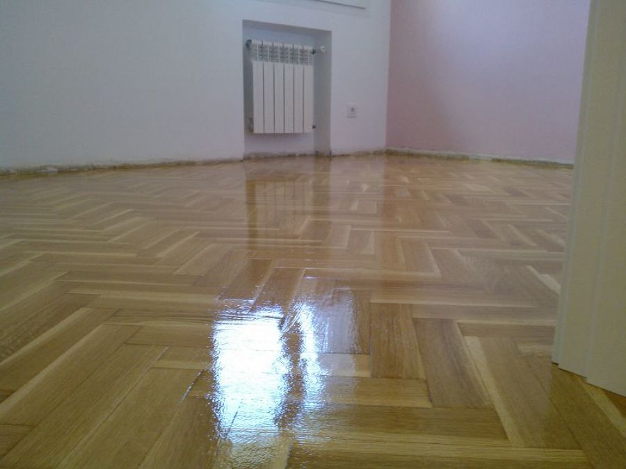 Lijado y barnizado en vivienda particular
