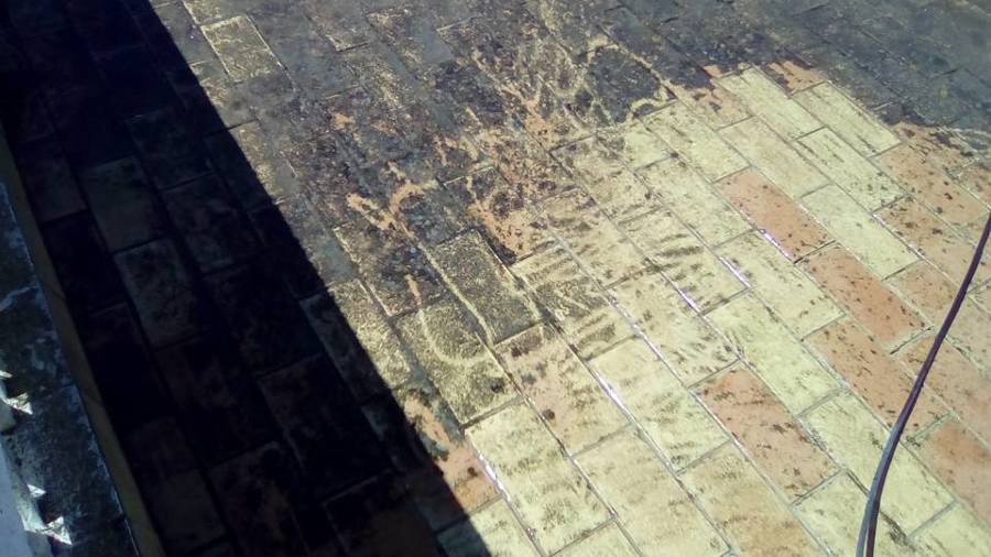 Limpiado con maquina de agua a precion la cubierta de un adosado