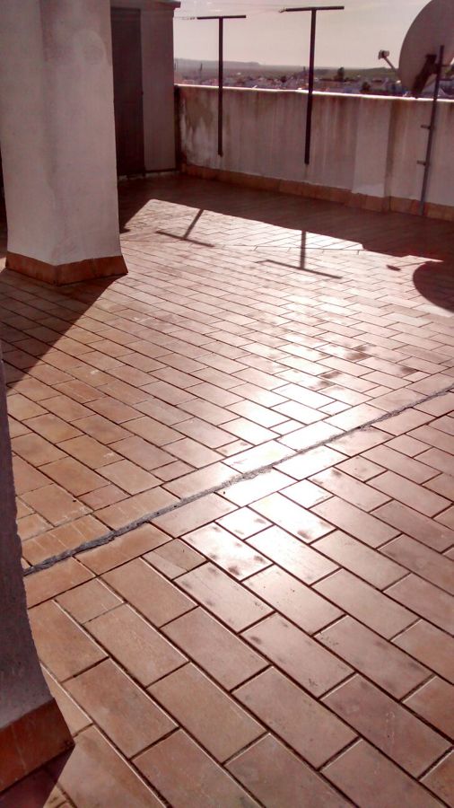 Limpiado de azotea comunitaria y aplicacion de barniz vinilico efeto mojado