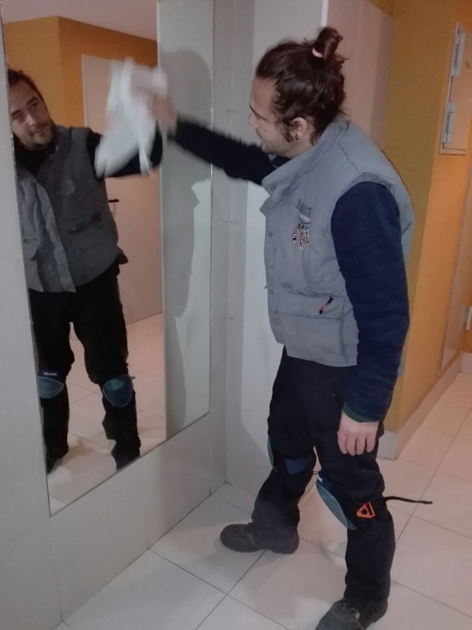 Limpiando cristal del portal