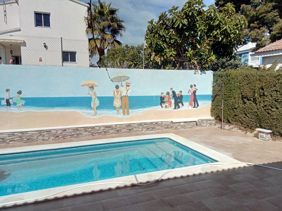 Limpiando el pavimento.