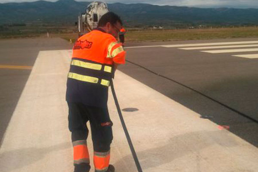 Limpiando las luces del aeropuerto