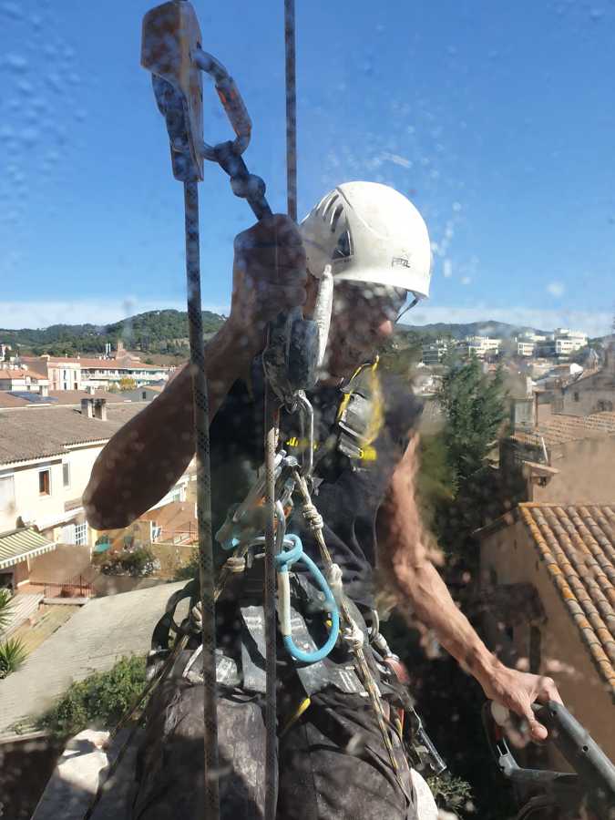 Limpieza de fachada con agua alta presión con posicionamiento con cuerda en trabajos verticales