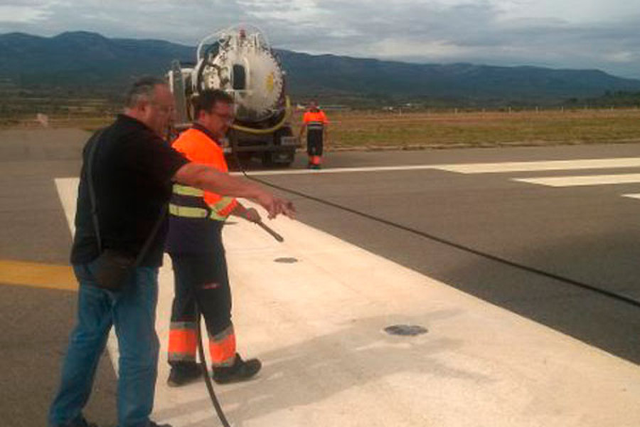 Limpieza de luces del aeropuerto de Castellón