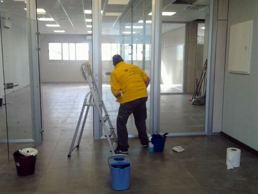 Limpieza de naves y oficinas