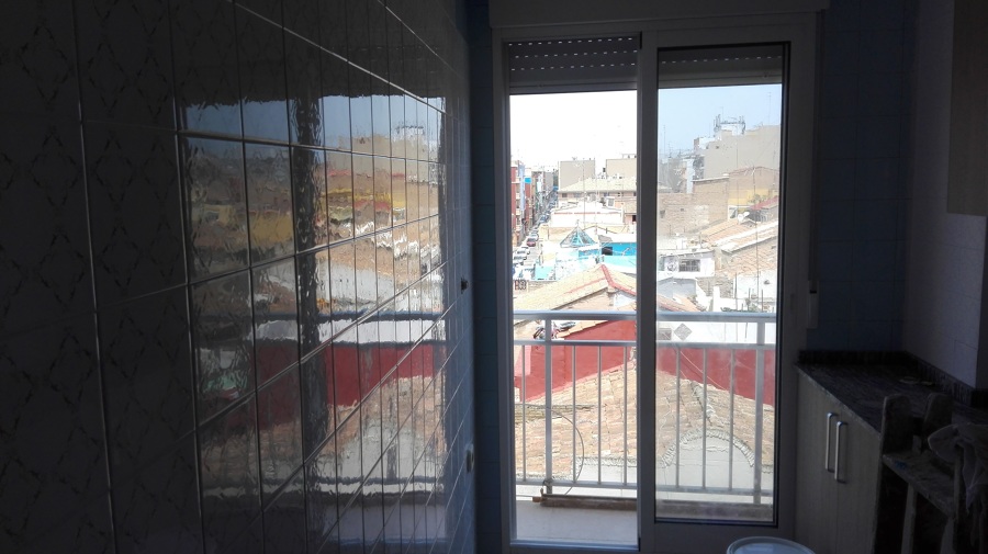 Limpieza de paredes en cocina antes de la aplicación de pintura