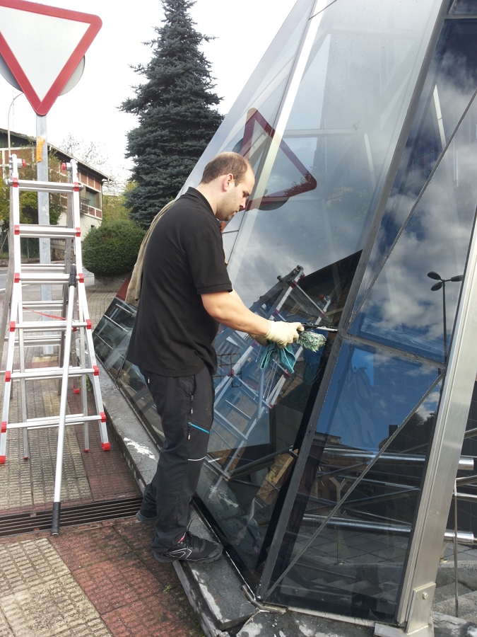 Limpieza manual mediante mojador de cristales y goma de secar.