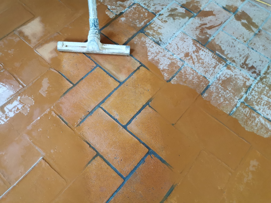 Limpieza suelo de barro