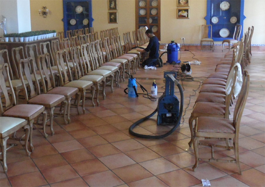 LIMPIEZA TAPICERIA SILLAS EN RESTAURANTE