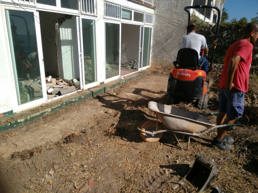 Limpieza y excavación zona ajardinada