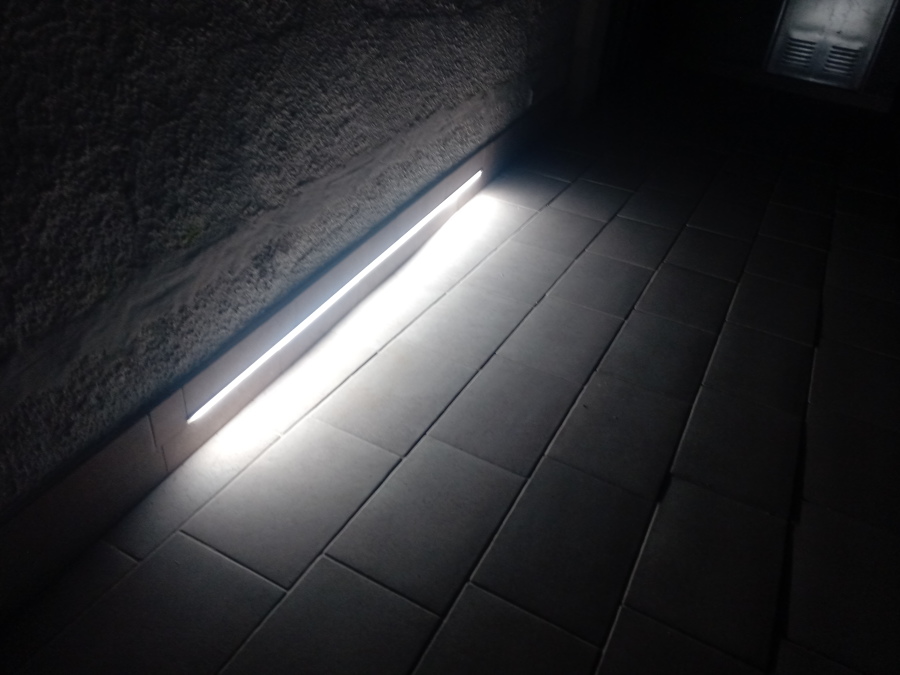 Líneal  de 2 m con luz led a 45 grados..