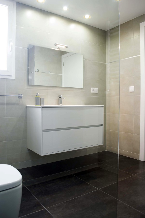 Lineas Rectas en baños ( detalle mueble suspendido )