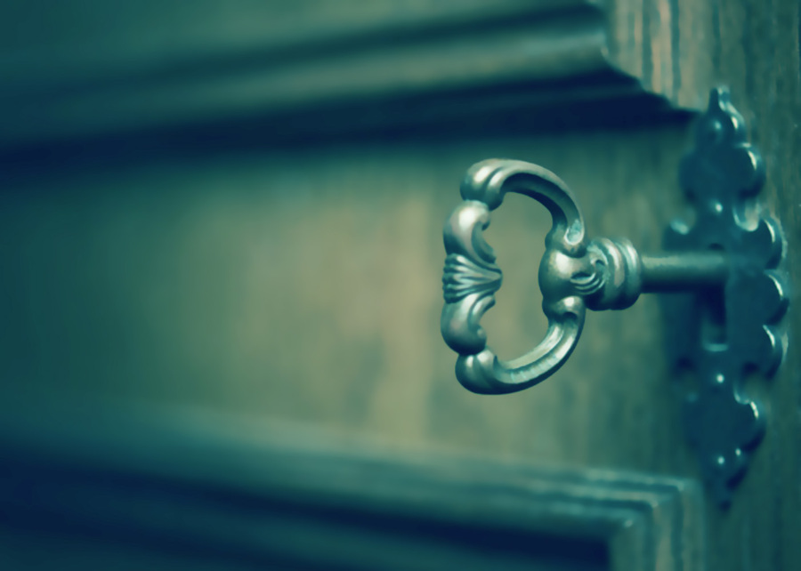 llave antigua en cerradura