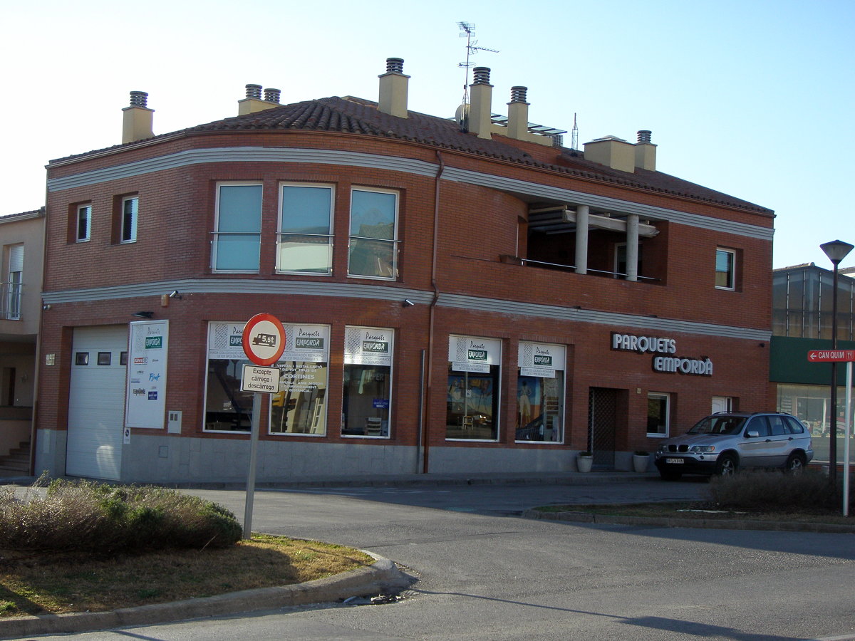 Local comercial y vivienda unifamiliar