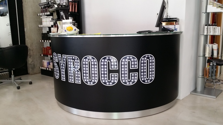 Logo de la empresa con vinilo de impresión.