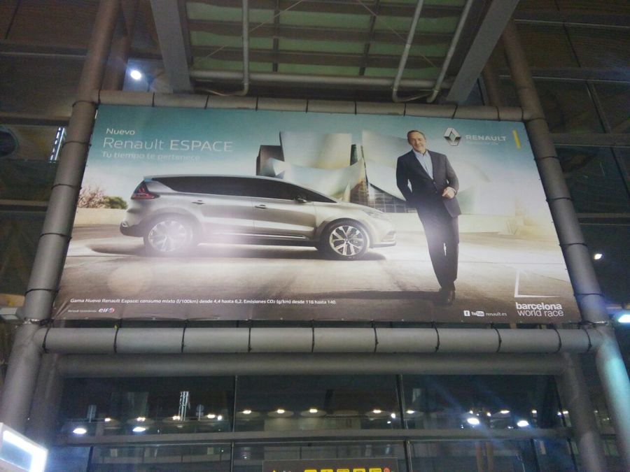 lona en soporte de aeropuerto