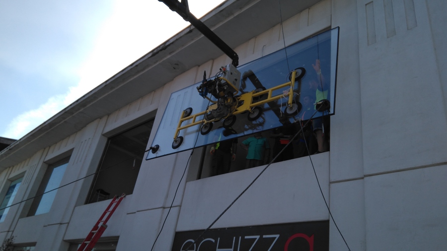 Los cristales a punto de ser colocados