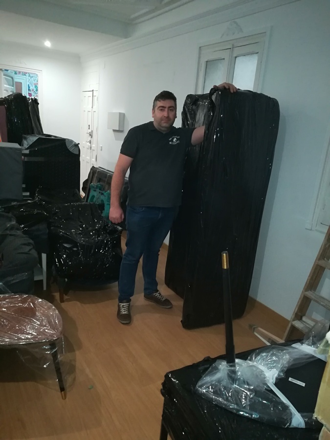 los muebles preparados para cargar en el camion