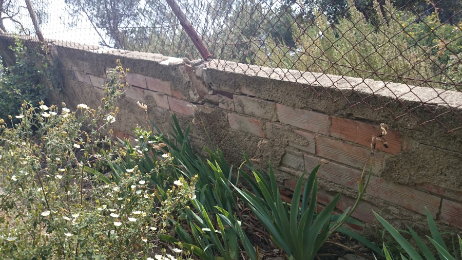 LOS POSTES QUE SOSTIENEN EL ENMALLADO SE HAN DEBILITADO PRODUCTO DE LA FRAGILIDAD DEL MURO