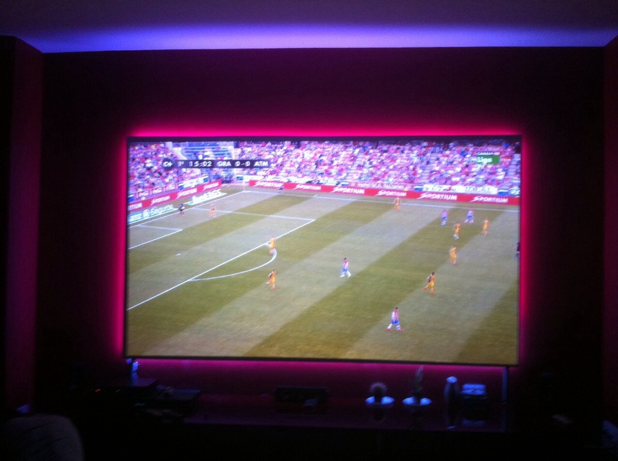 LUCES LED, ALREDEDOR DE UN PROYECTOR, QUE CAMBIAN DE COLOR