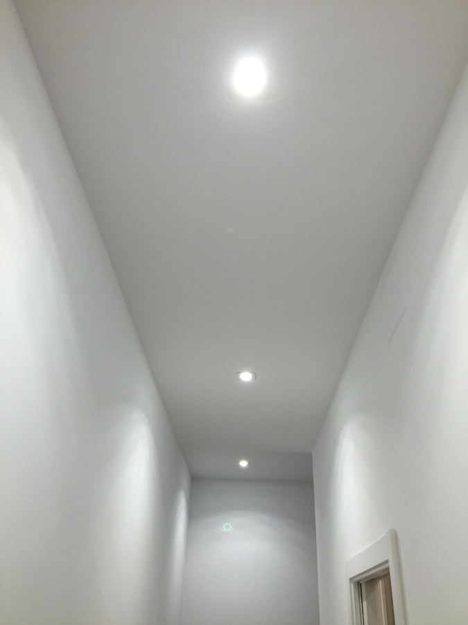 Luminaria en techo pladur pasillo