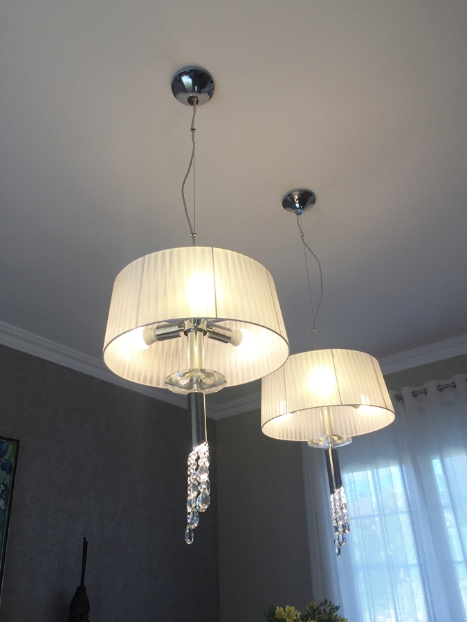 Luminarias en Supensión Sobre Mesa de Comedor