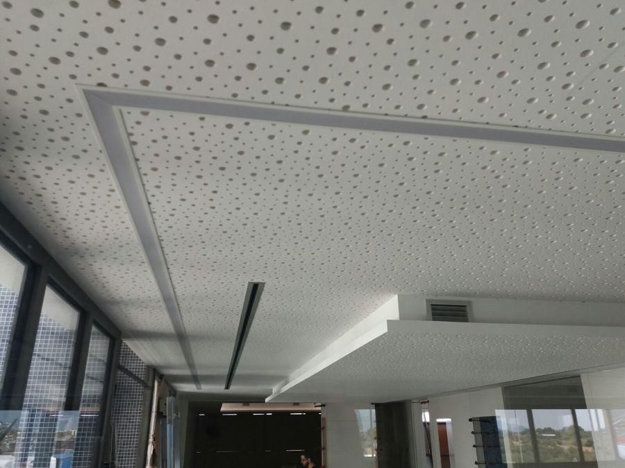 luminarias encastradas en techo perforado