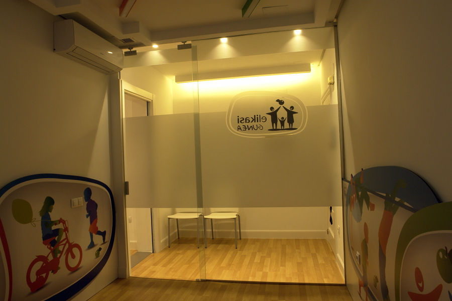 Luna fija de seguridad con puerta corredera del mismo material 