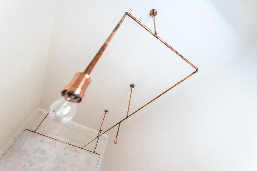 Luz hecha con tubos de cobre 