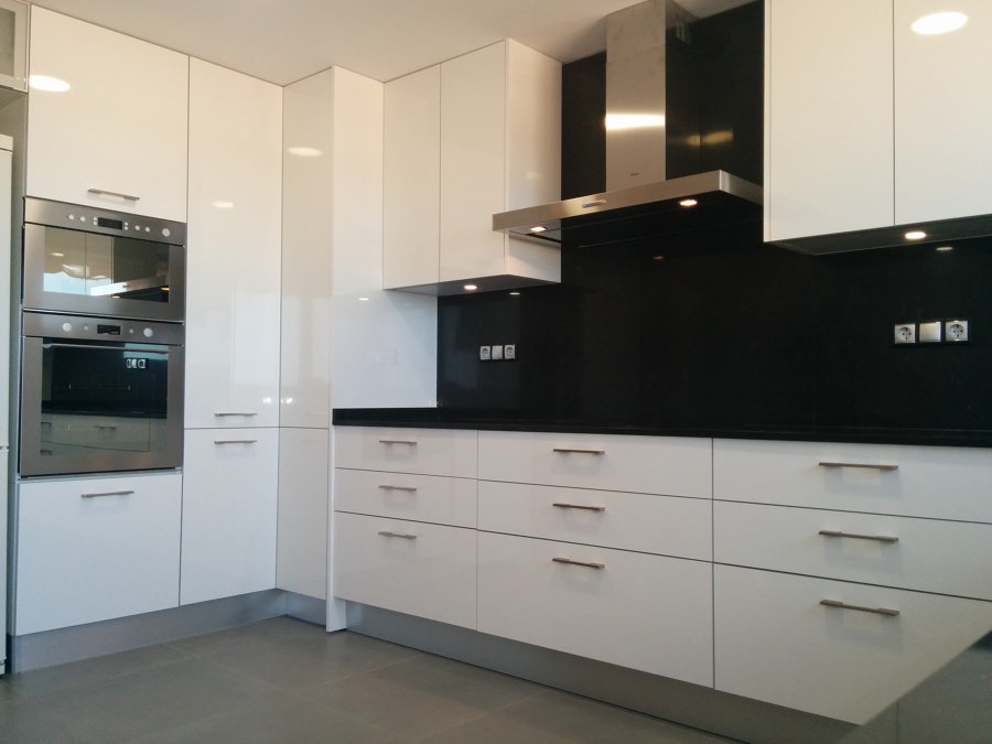 luz indirecta bajo muebles