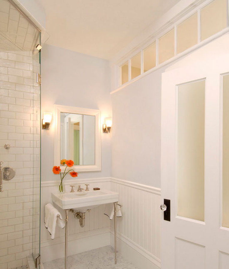 Luz vertical en baño