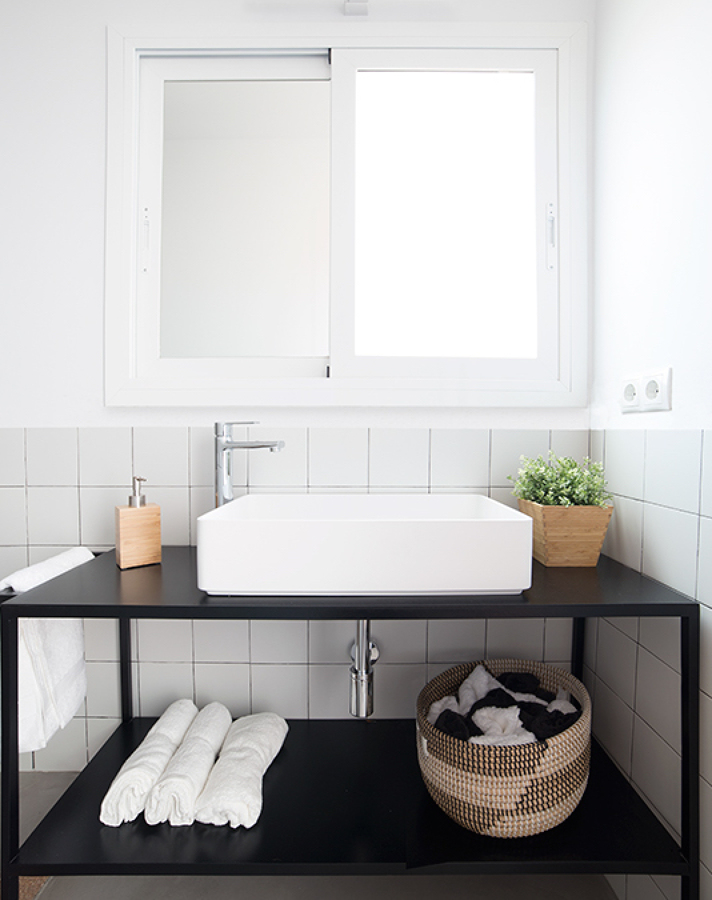 Lavabos de diseño en baño estilo clásico