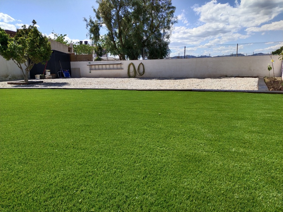 Madera, piedra lavada y césped artificial