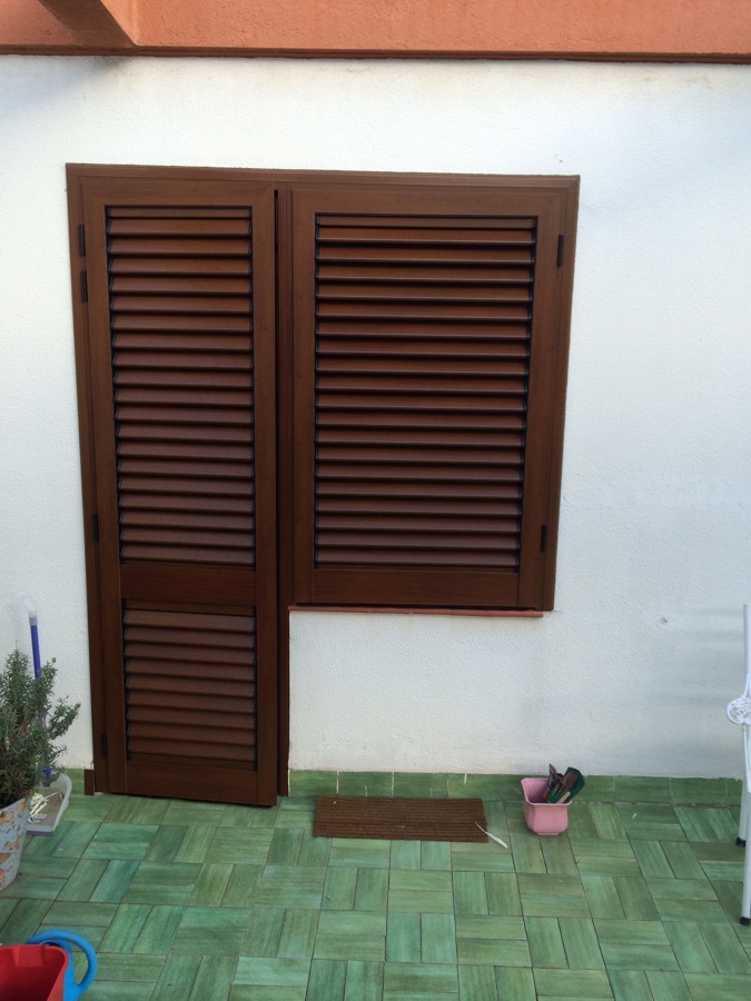 Mallorquina aluminio acabado roble oscuro