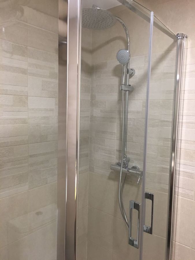 Mampara abatible en en baño principal