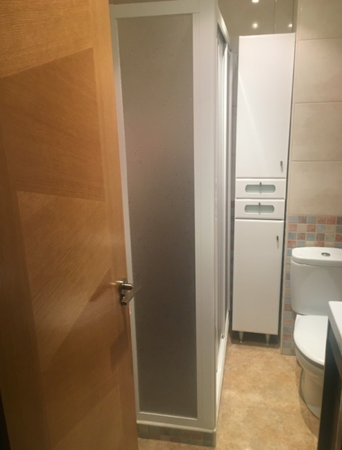 Mampara baño y mueble auxiliar